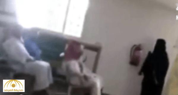 بالفيديو : امرأة تقتحم مستشفى اليمامة بسلاح رشاش