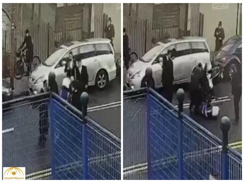 بالفيديو:يهود يعتدون بالضرب على شرطي بريطاني.. ومغردون: ماذا لو كان المعتدون من المسلمين؟