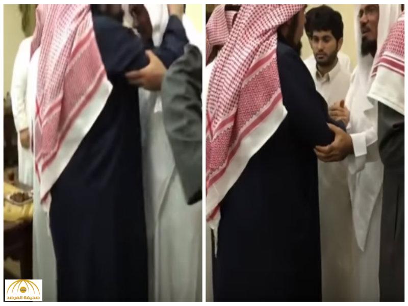 بالفيديو:الأمير "عبد العزيز بن فهد" يقبل رأس"العودة" ويدعو لمتوفيهم بالرحمة