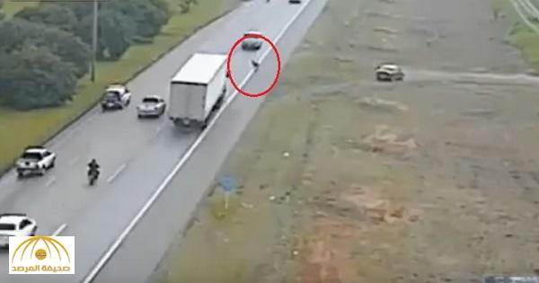 في مشهد صادم .. بالفيديو : شرطي برازيلي ينتحر برمي نفسه أسفل عجلات شاحنة مُسرعة!