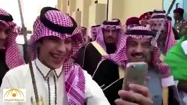أضحك الجميع  …شاهد : موقف طريف لأمير الرياض مع شاب أراد التصوير معه “سيلفي”