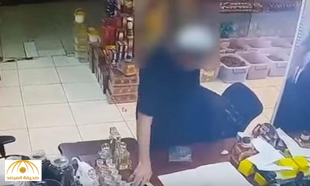 بالفيديو: مواطن يستغل عدم انتباه البائع ويسرق جواله.. وكاميرات المراقبة ترصده!