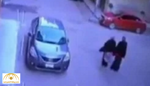 مصر.. بالفيديو: سيدتان تلقيان بطفل رضيع أمام باب مسجد وتلوذان بالفرار