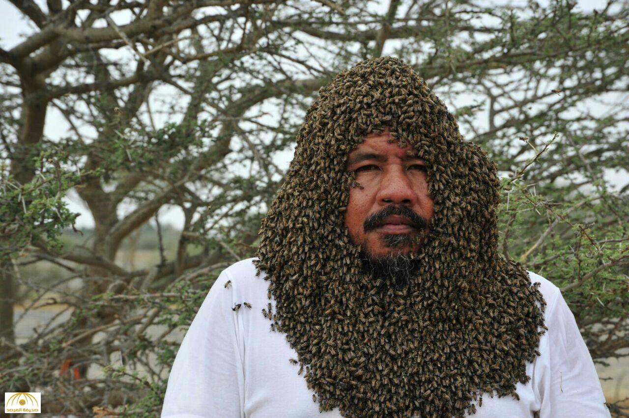 بالصور.. نحال سعودي يكشف سر تجمع 20 ألف نحلة حول وجهه!