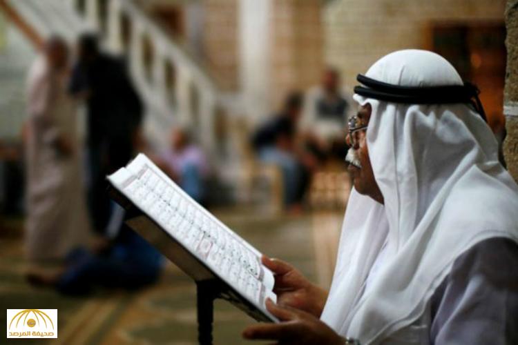 "لجنة الإفتاء" توضح حكم "التمايل" أثناء قراءة القرآن