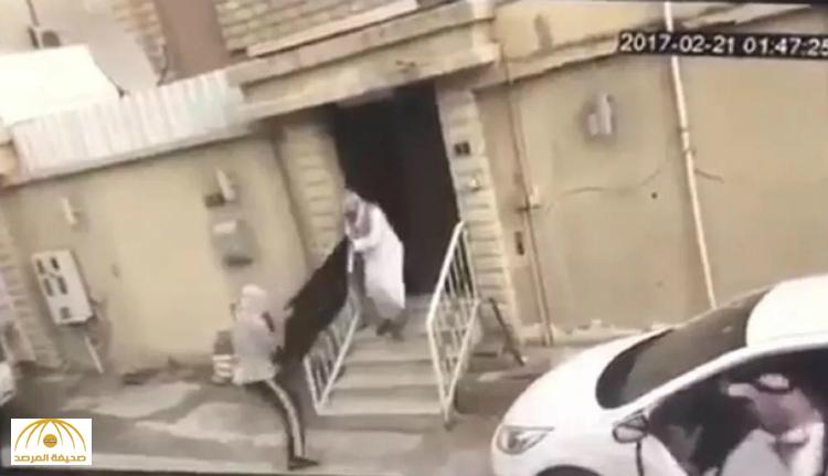 بالفيديو :مطاردة مواطن لشخصين سرقا "منزله " تنتهي بمفاجأة .. هكذا احتوى المقطع الكامل على التفاصيل !