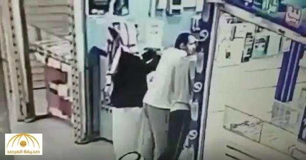 بالفيديو: شاهد.. زبون يخدع بائع في محل جوالات و يبدل جهاز صيني بآخر أصلي !