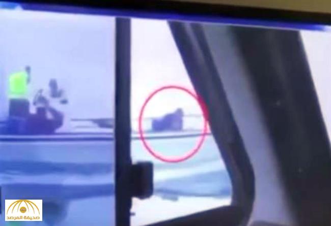 فيديو يكشف تفاصيل عملية السيطرة على "قارب لتهريب مساجين بالبحرين إلى إيران" وتصفية بعضهم !