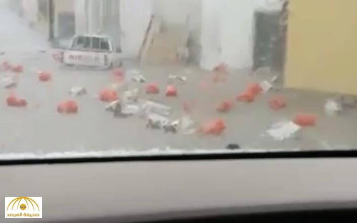 بالفيديو: في مشهد خطير .. السيول تجرف مستودع مليئ بأسطوانات الغاز بعسير