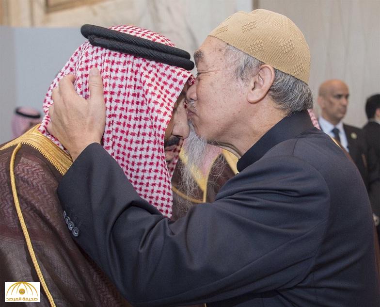 "قبلة على جبين الملك سلمان".. ماذا قال مفتي ماليزيا لخادم الحرمين ليصف لقاءه بـ"المبارك"؟ - صورة