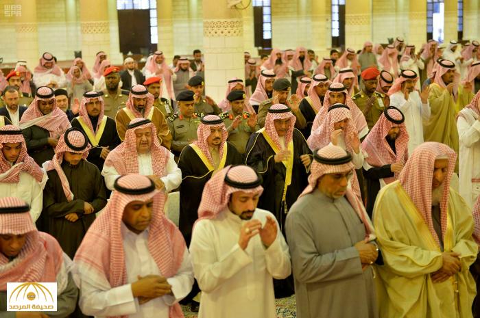 بالصور : أمير الرياض يؤدي صلاة الميت على الأمير منصور بن فهد بن عبدالمحسن