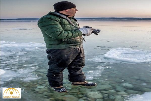 بالفيديو والصور : رجل "يمشي على الماء" إثر ظاهرة طبيعية نادرة بأمريكا