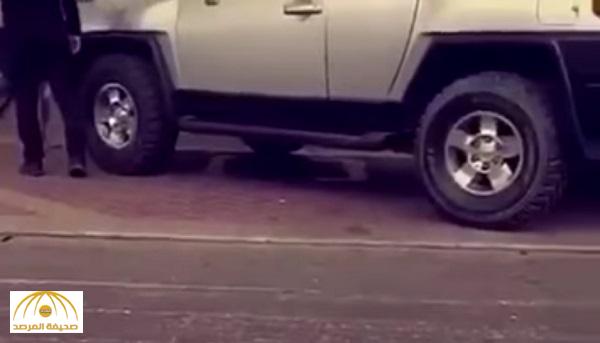 باستخدام الكلاب البوليسية .. بالفيديو: الجمارك تحبط محاولة تهريب زجاجات خمر داخل إطارات سيارة