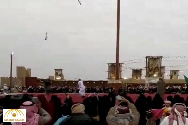 بالفيديو: إماراتي في مهرجان الجنادرية يقذف رشاش في الجو فيسقط فوق رأس امرأة