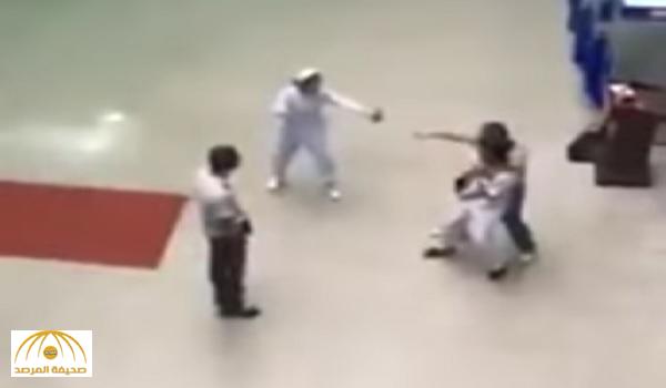 بالفيديو :مجنون صيني يضع السكينة على رقبة رهينة داخل مستشفى..وهكذا حدثت المفاجأة!