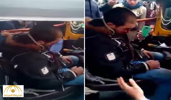 هرب خوفا من الأهالي .. بالفيديو : ضابط شرطة مصري يطلق النار على رأس سائق توك توك