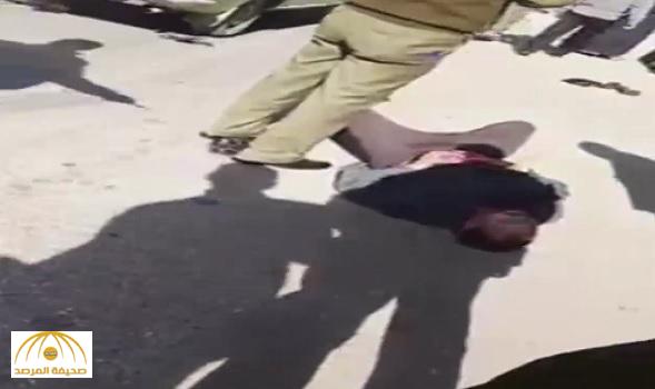 بالفيديو : مصري يذبح آخر بالسكين أمام محكمة مصرية