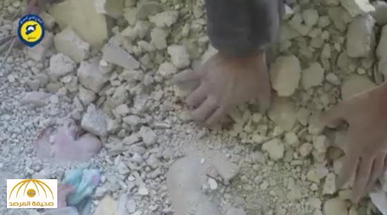 بالفيديو : أم سورية تبحث عن ابنتها تحت الأنقاض وهكذا وجدتها !