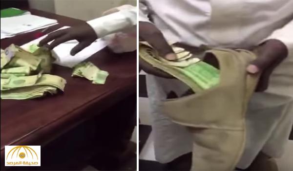 بالفيديو : متسول يكشف طريقته في اخفاء الأموال بعد القبض عليه