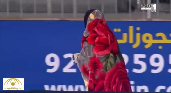 في يده مشروباً ساخناً .. بالفيديو : لاعب القادسية يسير بالبطانية في مباراتهم مع الهلال