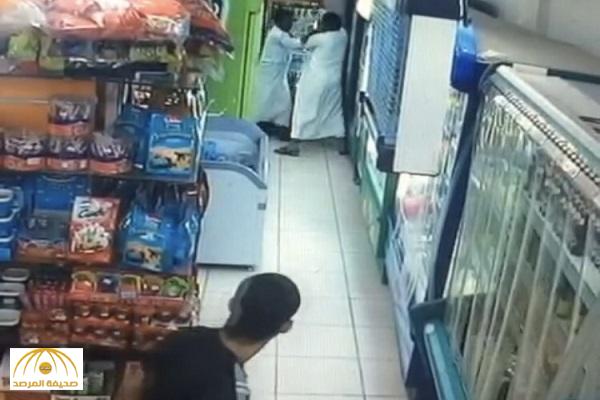 بالفيديو : شخص يهاجم متسوق ويسدد له عدة طعنات داخل تموينات بمكة
