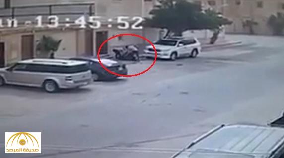 بالفيديو: عصابة تترصد لمواطن وتعتدي عليه بالضرب في وضح النهار وأمام المارة