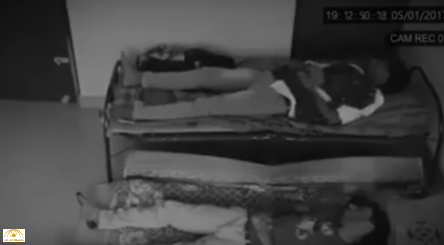 بالفيديو: شاهد شبح يفتح  باب الغرفة و يسحب شاب من ساقيه أثناء نومه