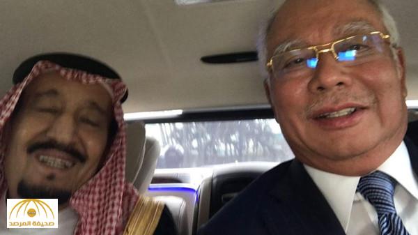 رئيس الوزراء الماليزي ينشر على حسابه في تويتر صورة سيلفي تجمعه بالملك سلمان