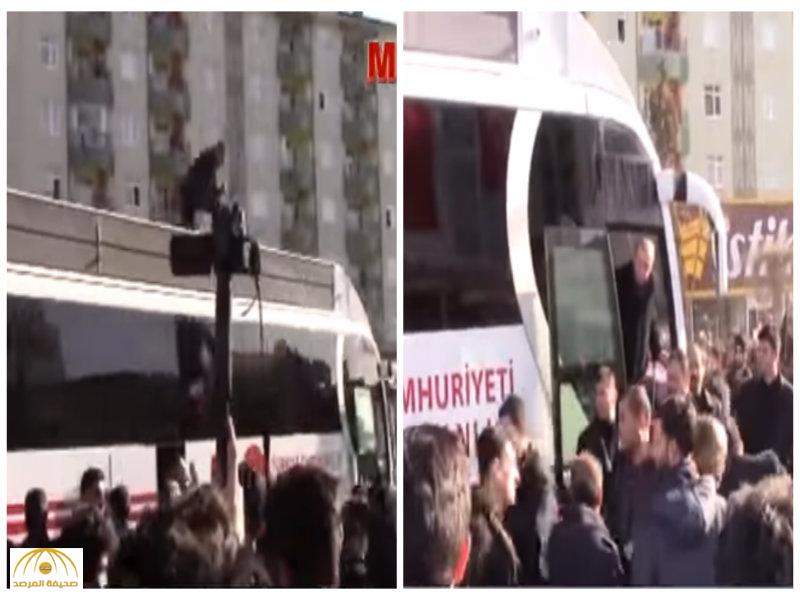 بالفيديو.. حافلة تقل أردوغان تدهس أحد حراسه.. وتصرف "إنساني" من الرئيس التركي !