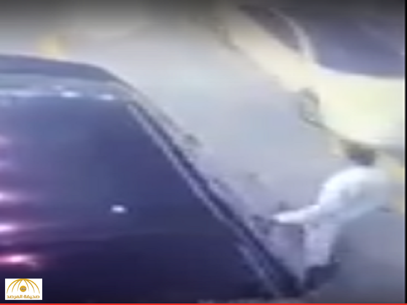 رصدته كاميرات المراقبة.. بالفيديو: لص يحاول سرقة سيارة بمحطة وقود بالخبر