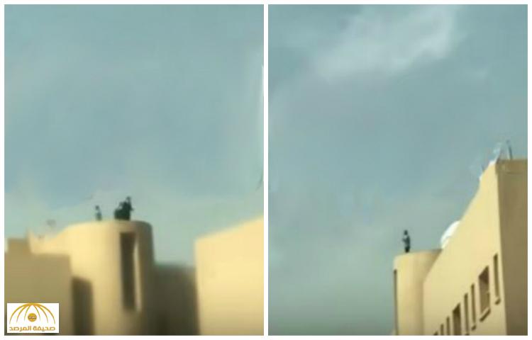 بالفيديو .. شاهد وقوف طالبات على حافة سطح بإحدى المدارس بالرياض
