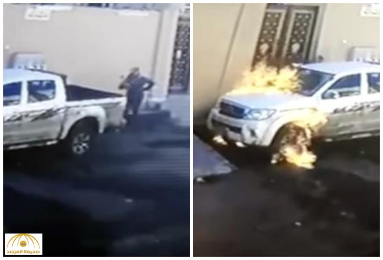 بالفيديو : "ملثم" يسكب البنزين على سيارة بالقريات ويشعل بها النيران .. لكنه تعرض لموقف "مؤلم" قبل هروبه !