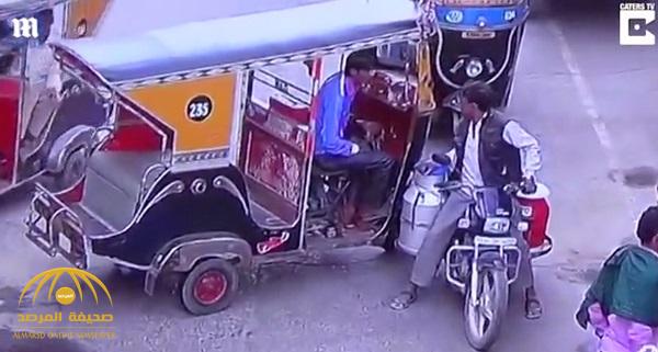 مشاجرة بسبب "خدش" تُنهي حياة سائق "التوك توك".. شاهد كيف تصرف بائع "الحليب" الهندي ؟