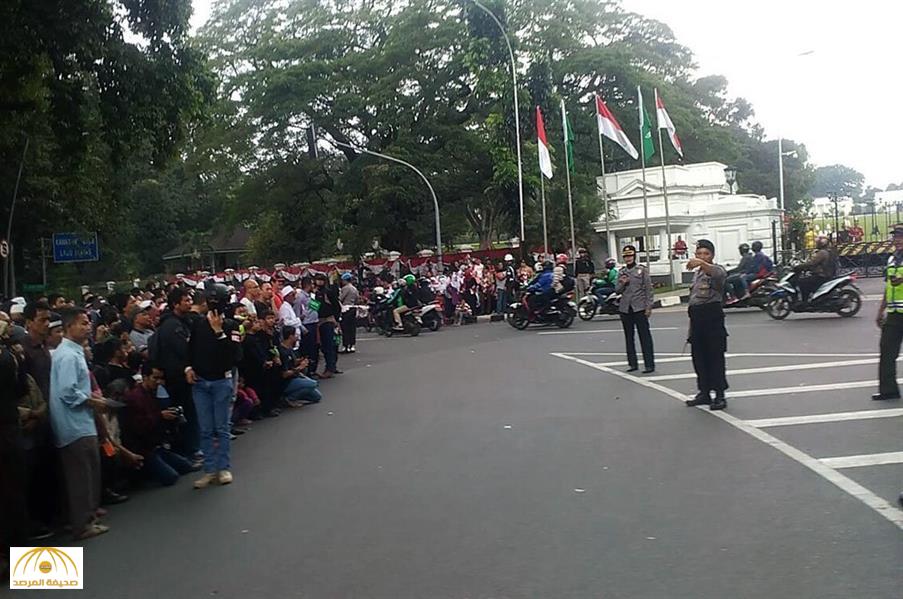 لحظة تاريخية.. حشود من الإندونيسيين تنتظر قدوم الملك سلمان بالشوارع... واحتفال خاص لطلاب المدارس! – فيديو وصور