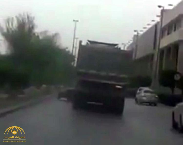 بعد فيديو "شاحنة تسحل مركبة صغيرة على طريق بالرياض" .. مصادر تكشف هوية قائدها وتفاصيل الواقعة