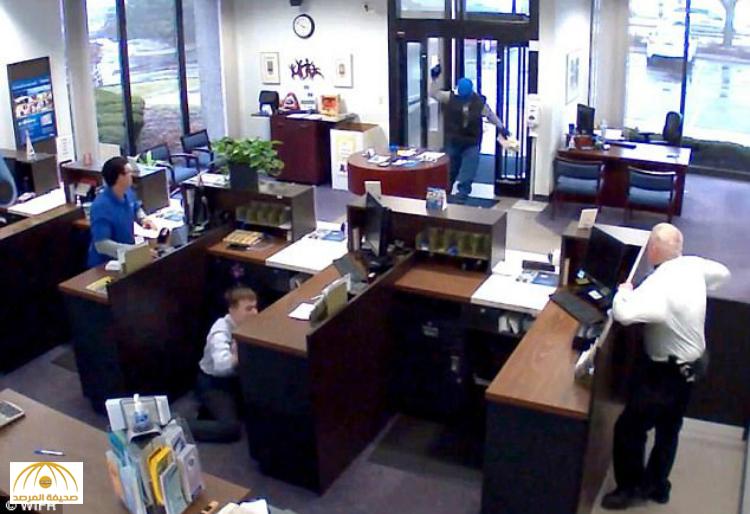 بالفيديو: حارس أمن شجاع ينقذ بنك في أمريكا من عملية سطو مسلح من قبل مقنع
