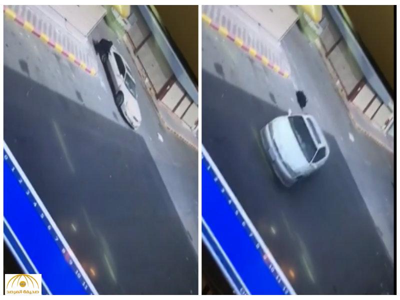تشبثت بالباب الخلفي لمحاولة فتحه.. مُسنة تسقط من سيارة بعد سرقتها في مكة -فيديو