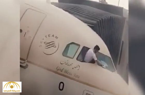 بالفيديو: طيار يمسح زجاج الطائرة بعد  العاصفة الرملية قبل الإقلاع