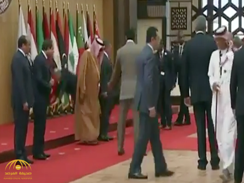 بالفيديو:شاهد لحظة السقوط العنيف للرئيس اللبناني ميشال عون داخل قاعة القمة العربية