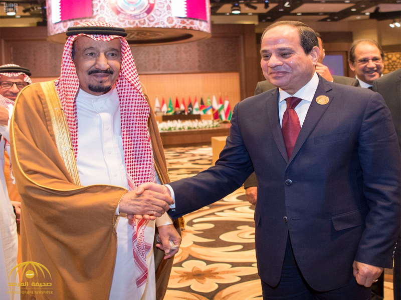 بالفيديو والصور: الملك سلمان والرئيس عبدالفتاح السيسي يلتقيان بالقمة العربية ويخرجان معاً