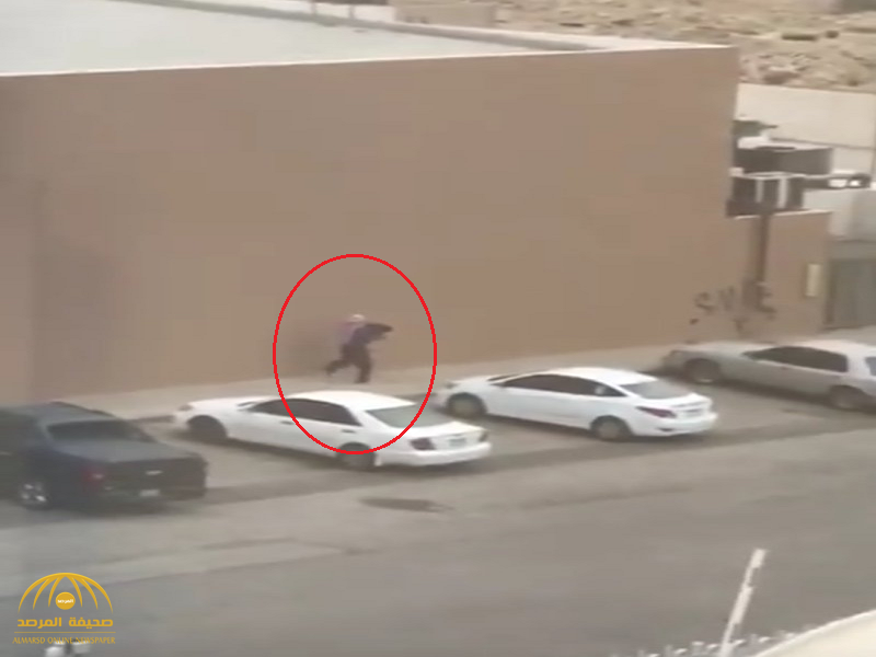 “شرطة الرياض” توضح ملابسات الإطاحة بسارق كاشير ماكدونالدز.. وتكشف تفاصيل جديدة حول الجريمة-فيديو