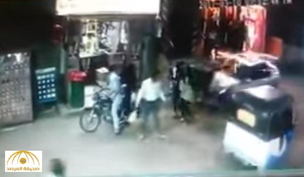 بينهم رجل وزوجته على دراجة نارية .. فيديو مروع لسيارة تدهس مصريين بشارع صغير