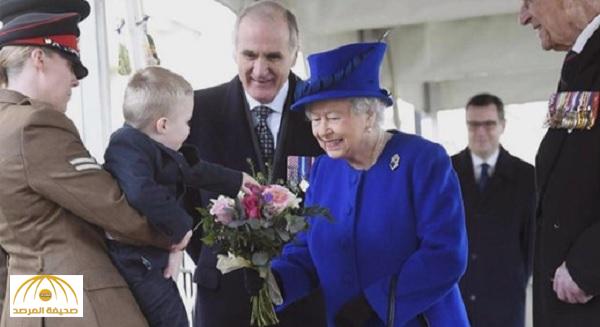 بالفيديو .. طفل يضع الملكة إليزابيث في موقف محرج !