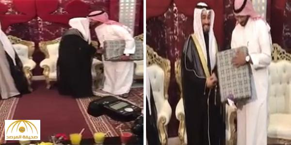 بالفيديو : عريس كويتي يُفاجأ بهدية غير متوقعة من أحد المدعوين !