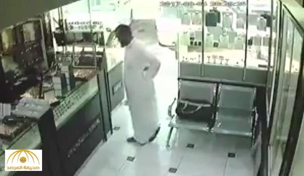 بالفيديو : لص يغافل صاحب محل تجاري بجدة ويسرق جوالاً