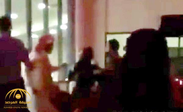 ضبطته بصحبة فتاة داخل مطعم.. بالفيديو: سعودية تعتدي على زوجها بألفاظ نابية وتهدده بالفضيحة!
