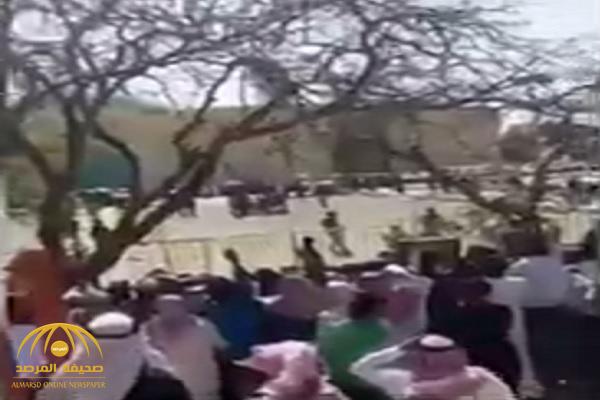 بالفيديو: شاهد ردة فعل الجمهور لحظة إعلان وقف تنفيذ حُكم القصاص بالمواطن رائد الحارثي