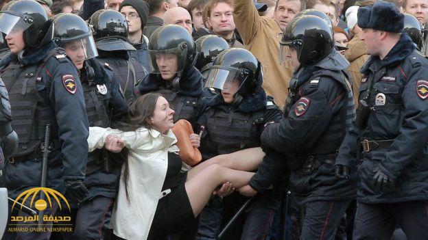 بالفيديو والصور : روسيا تعتقل بشكل عنيف "مئات" المتظاهرين .. و واشنطن تطالب موسكو بإطلاق سراحهم فوراً