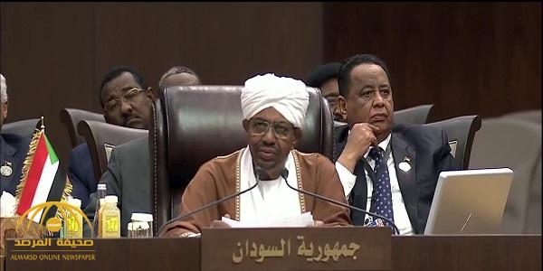 فيديو محرج لوزير خارجية السودان أثناء إلقاء البشير كلمته في القمة العربية