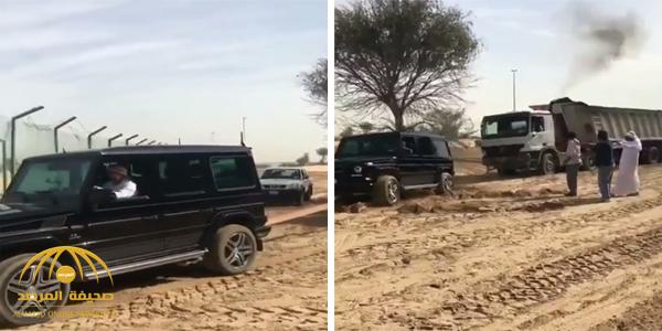 بالفيديو : ولي عهد دبي يُخرج شاحنة عملاقة من الرمال بسيارته المرسيدس ! .. شاهد ماذا فعل؟